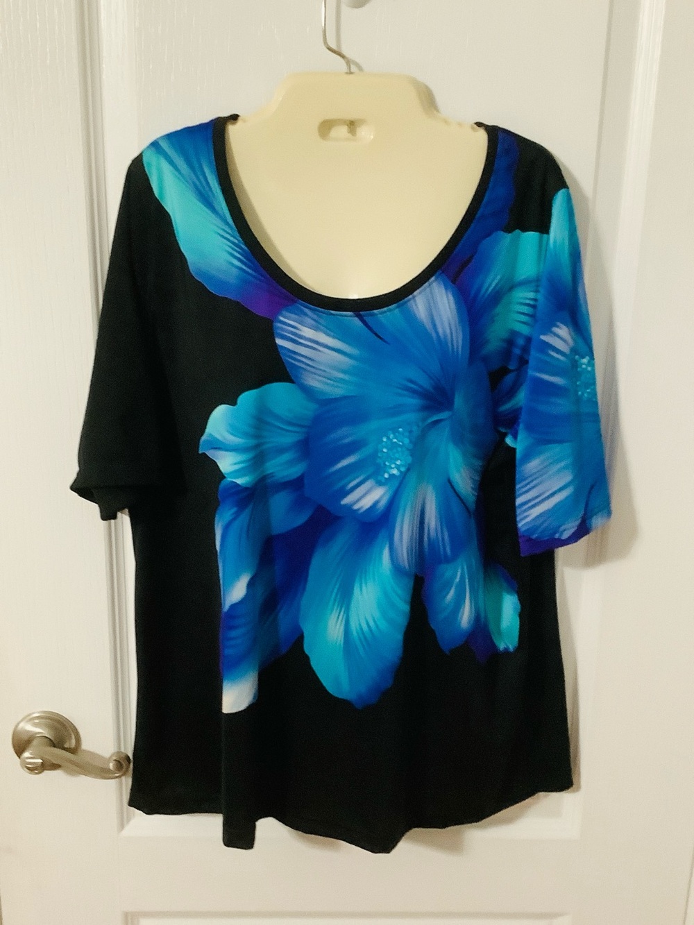 Black Short Sleeve Scoop Neck Top with Bold Blue Floral Motif - Size XL